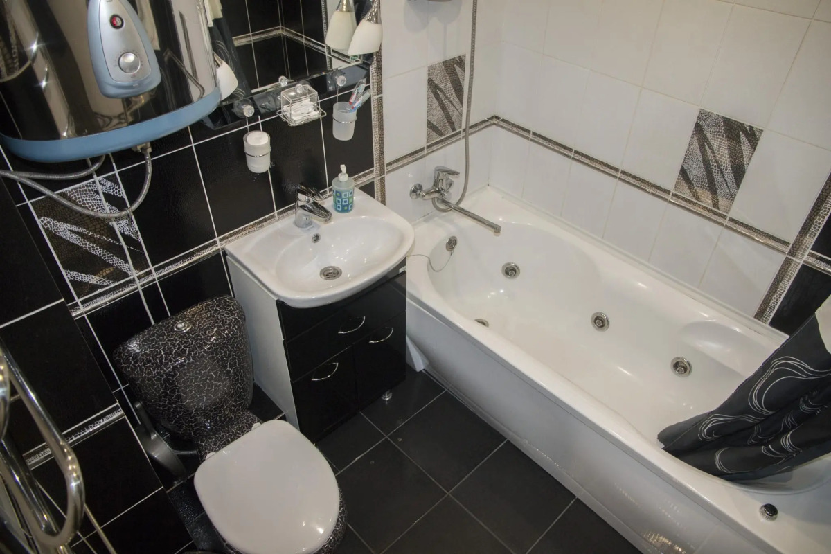 Барбарис на улице Парижской Коммуны 40