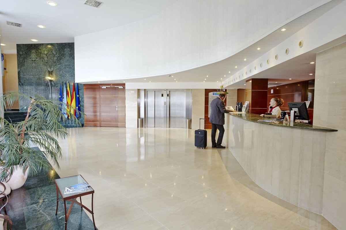 Отель Leonardo Hotel Barcelona Gran Via