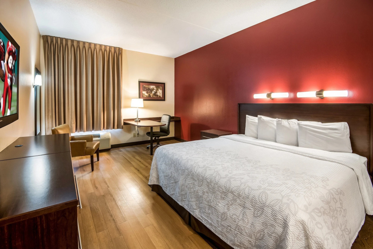 Red Roof Inn PLUS+ Long Island - Garden City