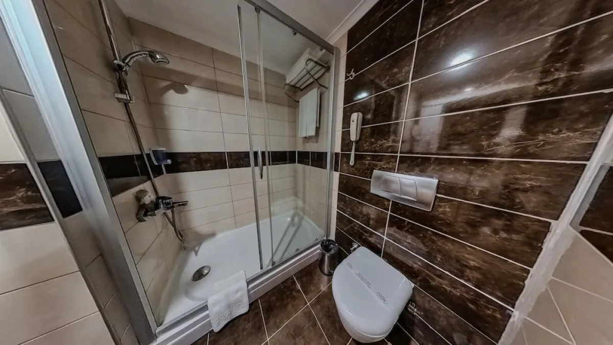Adella Side Hotel