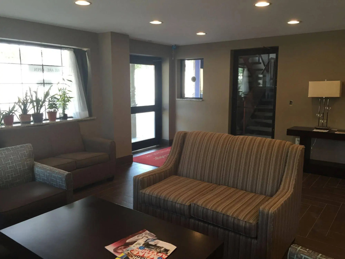 Clarion Pointe Downtown