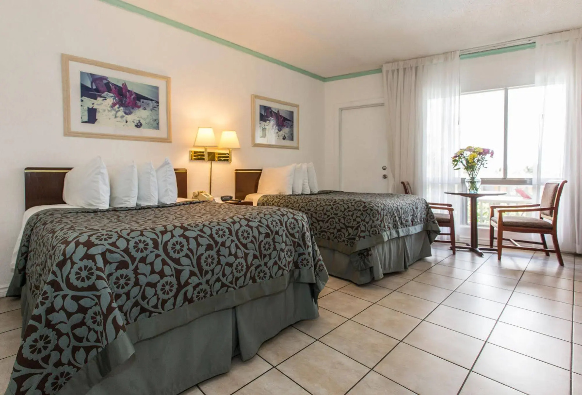 Days Hotel - Thunderbird Beach Resort