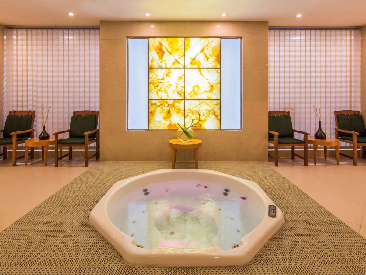 Отель Swissotel Al Murooj Dubai