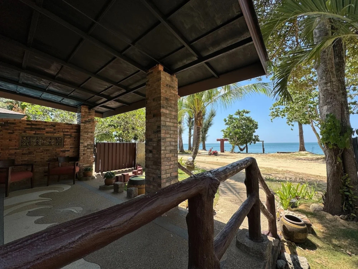 Hotel and Beach Bungalow at Lanta Resort