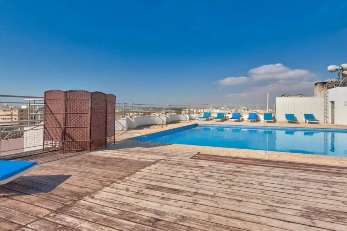 Mackenzie Beach Hotel & Apartments