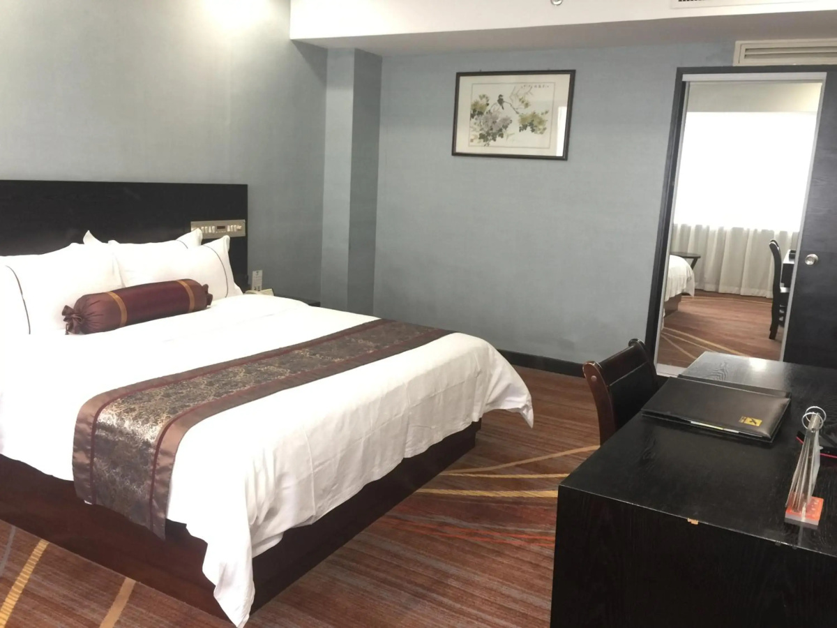 Skyline Plaza Hotel