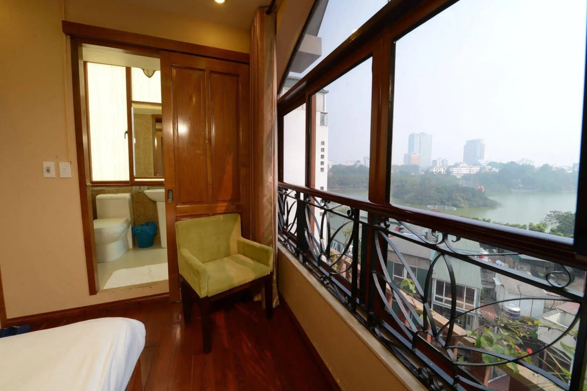 Artisan Lakeview Hotel