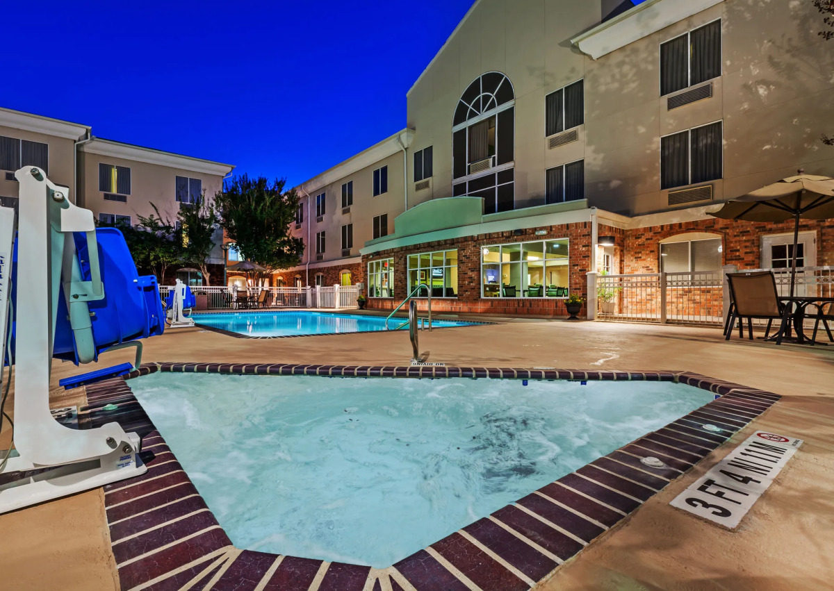 Holiday Inn Express & Suites Eagle Pass by IHG