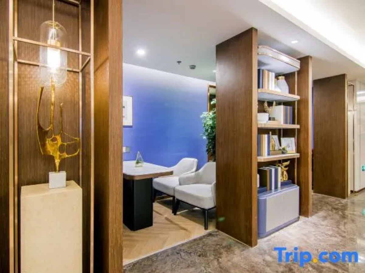 Heyi Zhishang Hotel (Shanghai Lujiazui Shangcheng Road Subway Station)