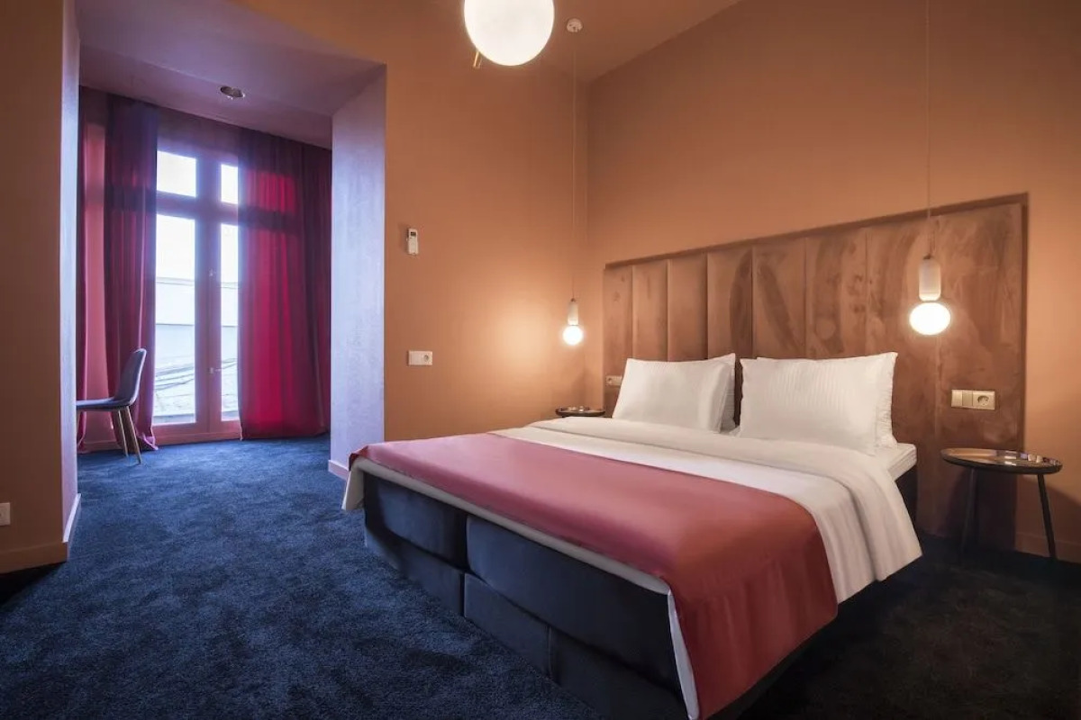 Отель HB Freeze Inn