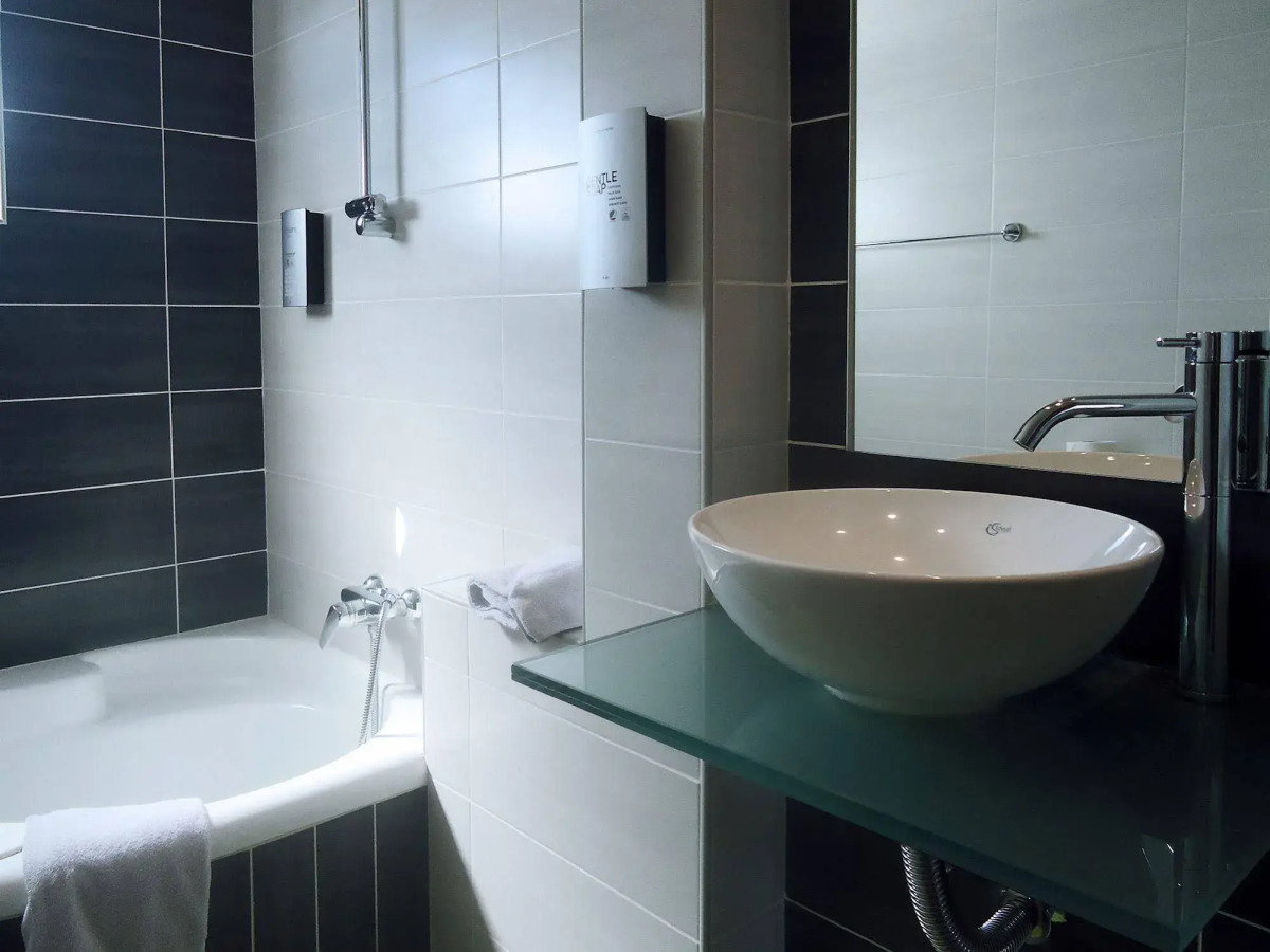 Отель Amphitryon City