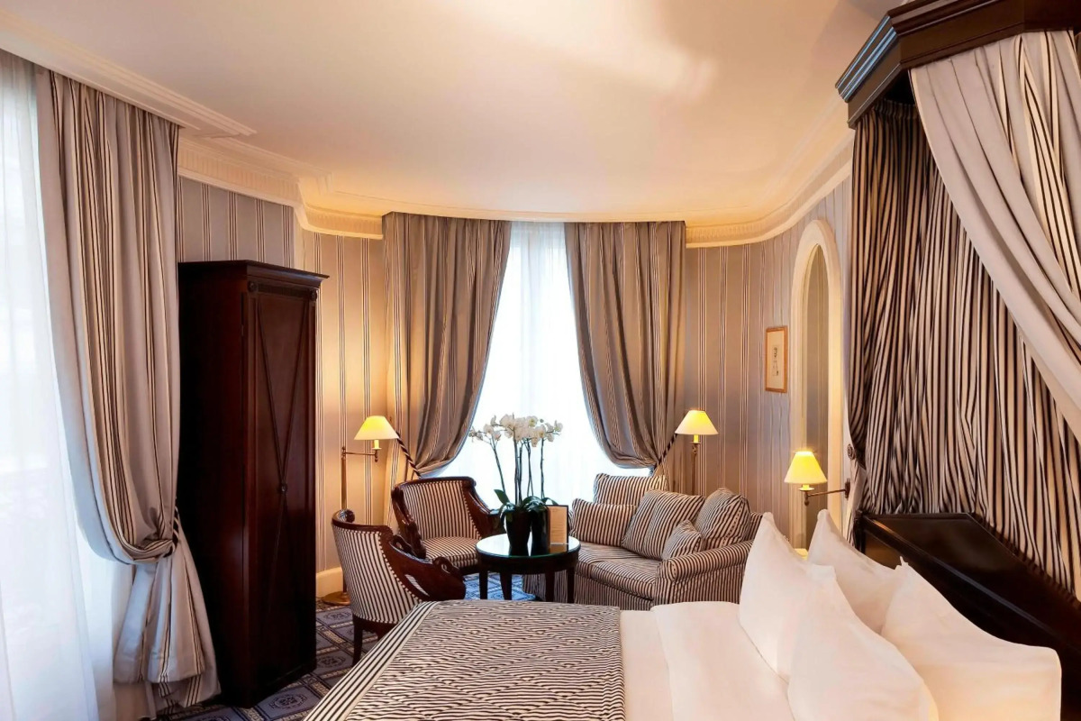 Le Dokhan’s Paris Arc de Triomphe, a Tribute Portfolio Hotel