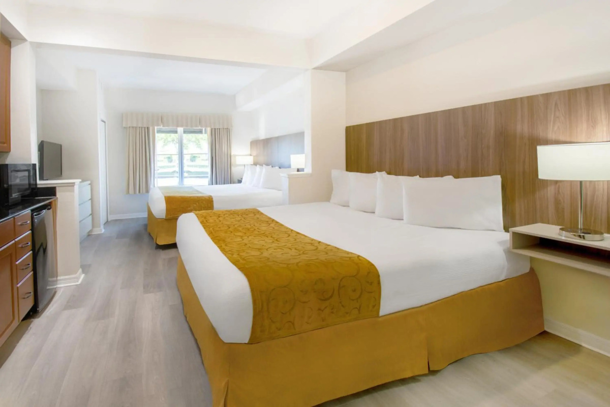 The Point Hotel & Suites