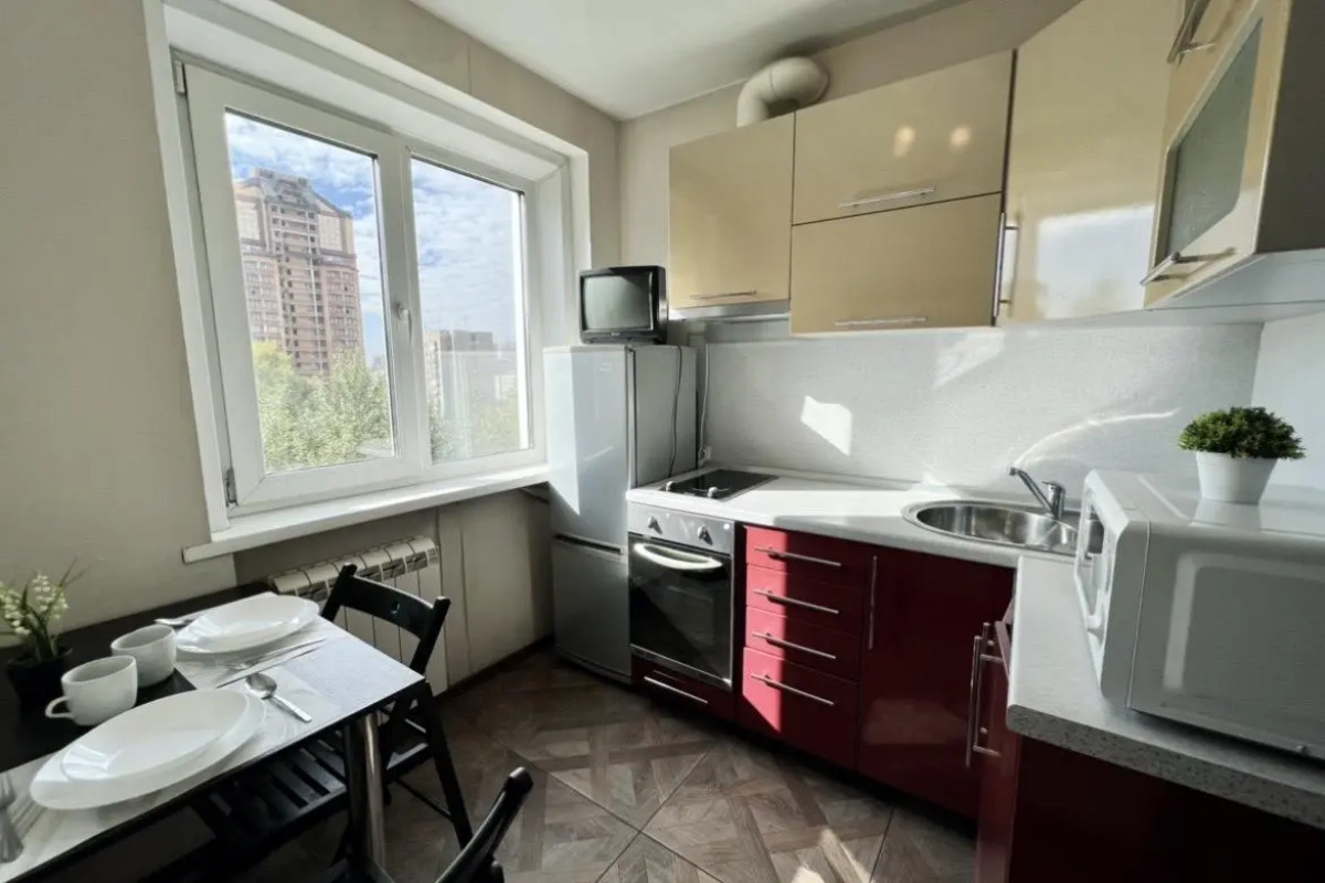 Диван и Чемодан на пр-кте Красный, 100/1