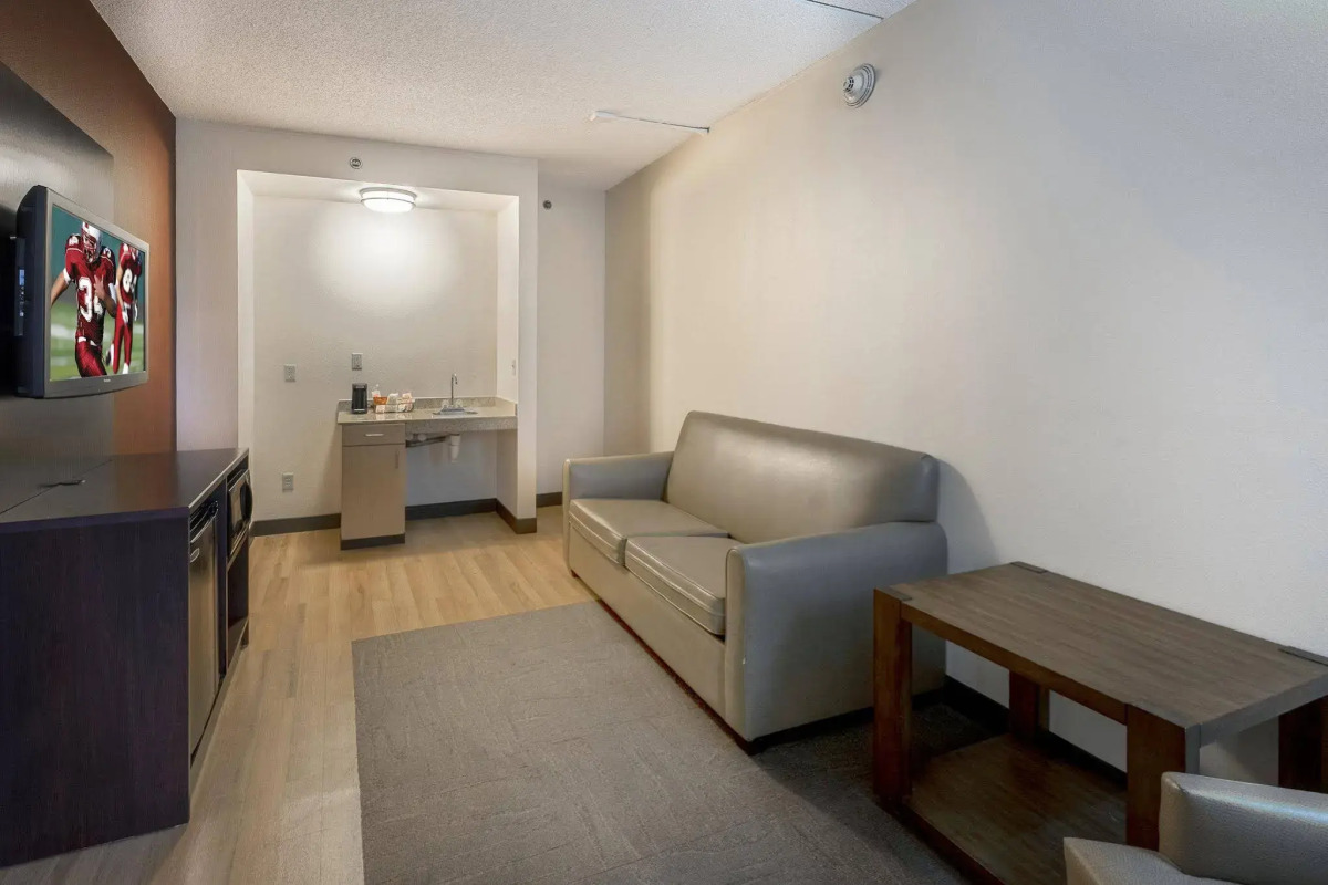 Red Roof Inn PLUS+ Long Island - Garden City