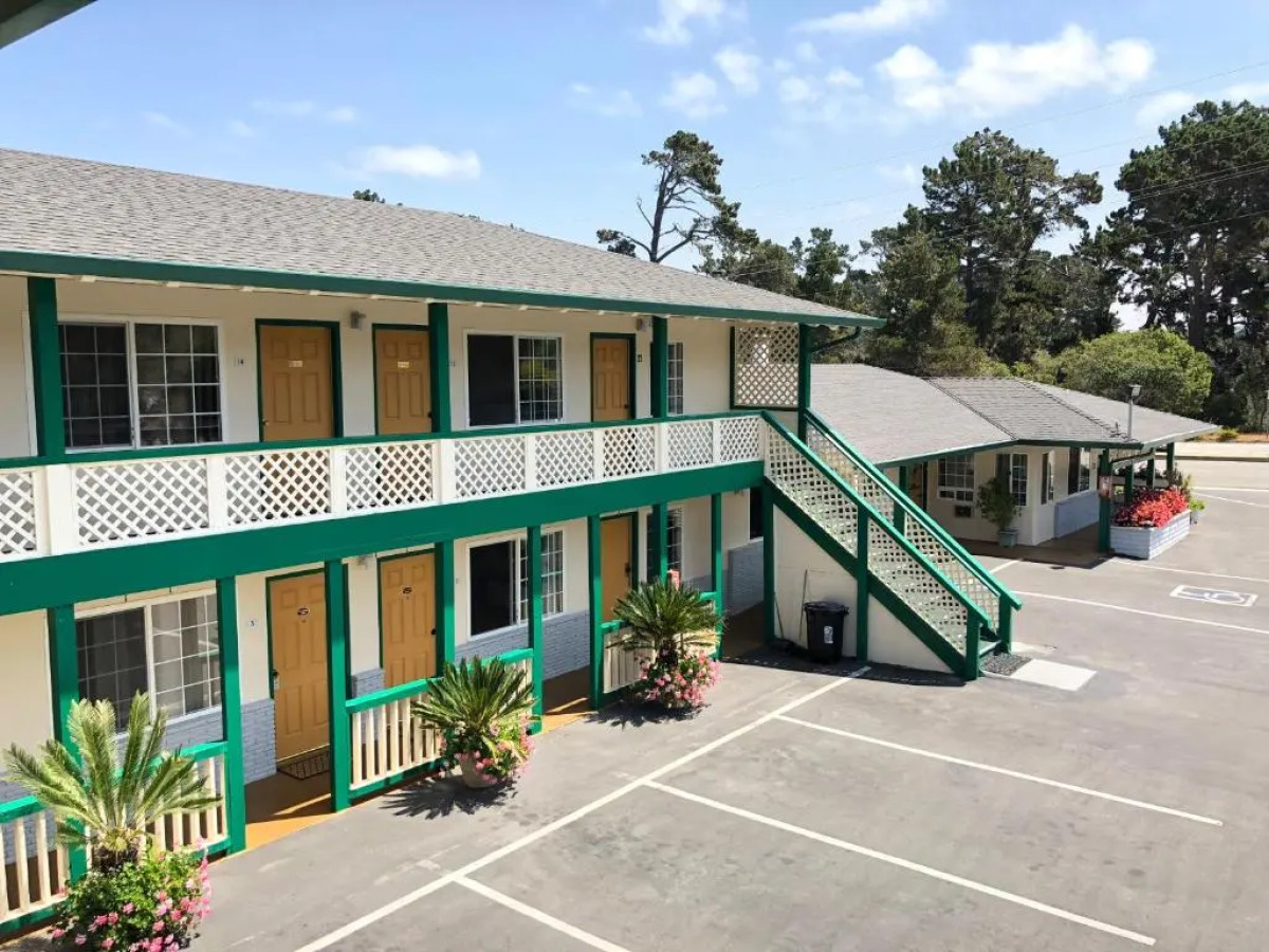 Monterey Pines Inn