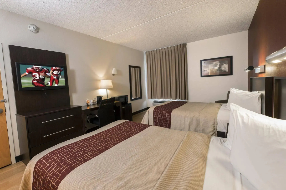 Red Roof Inn PLUS+ Long Island - Garden City