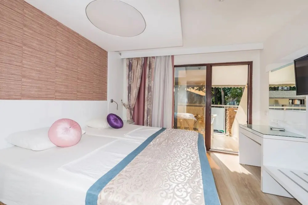 Tropic Beach Club Side