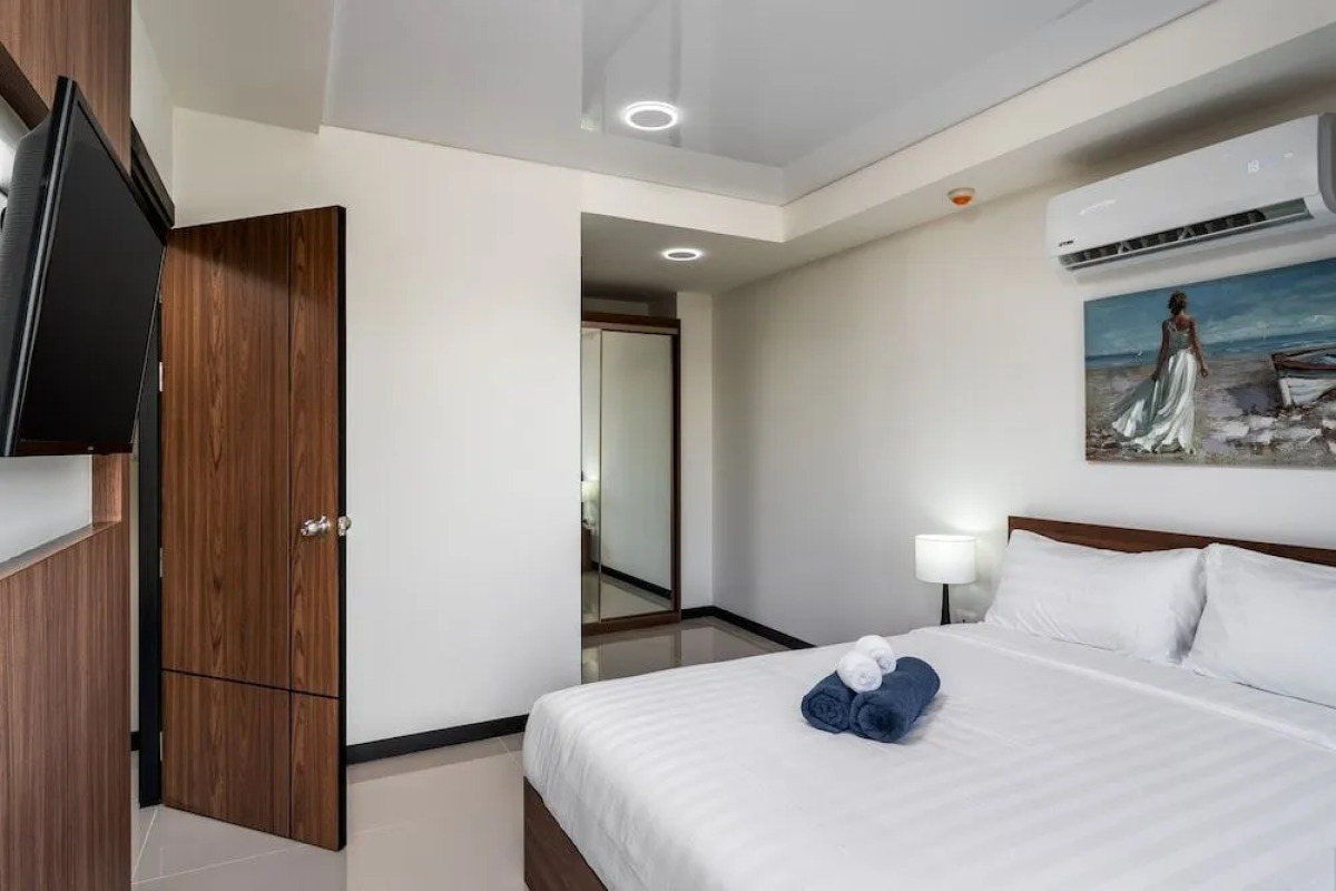 Naiharn Pearl Condo Hotel by Villacarte