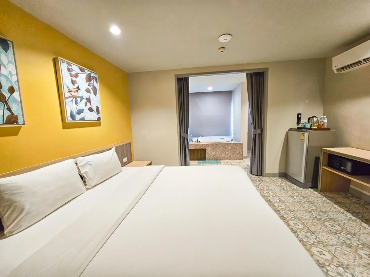 Отель Recenta Suite Phuket Suanluang