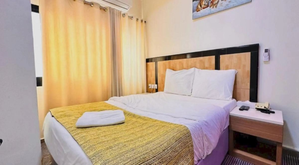 OYO 1118 Sharjah Plaza Hotel
