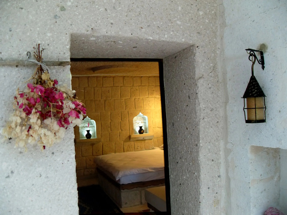 El Puente Cave Hotel