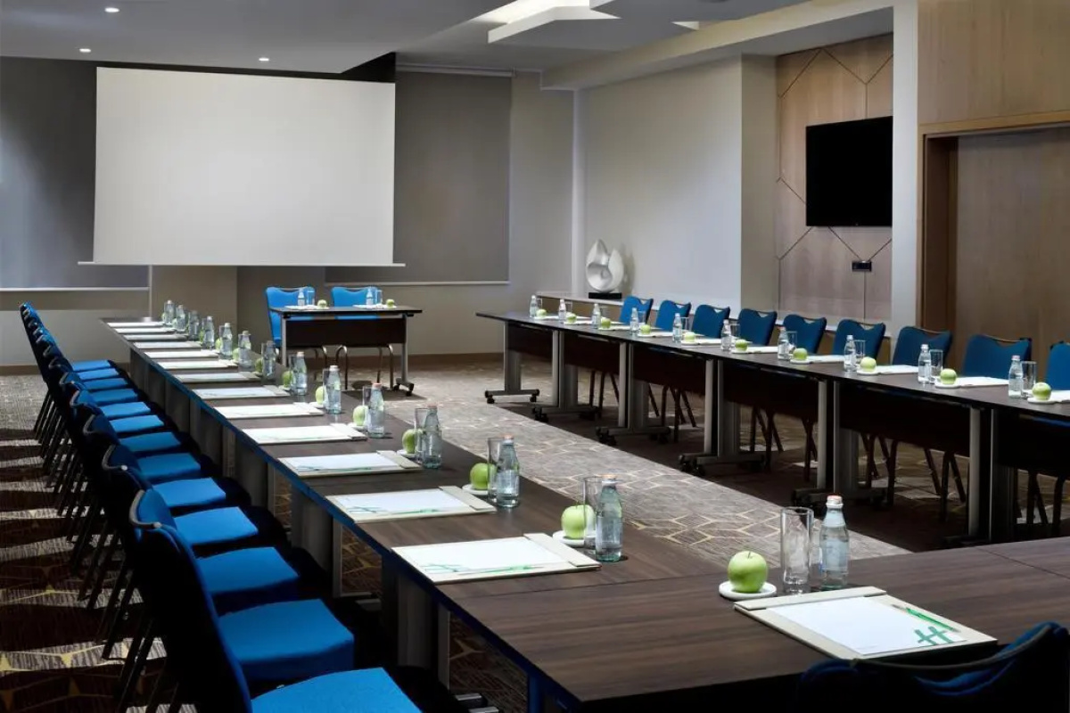 Отель Holiday Inn & Suites Dubai Festival City an IHG