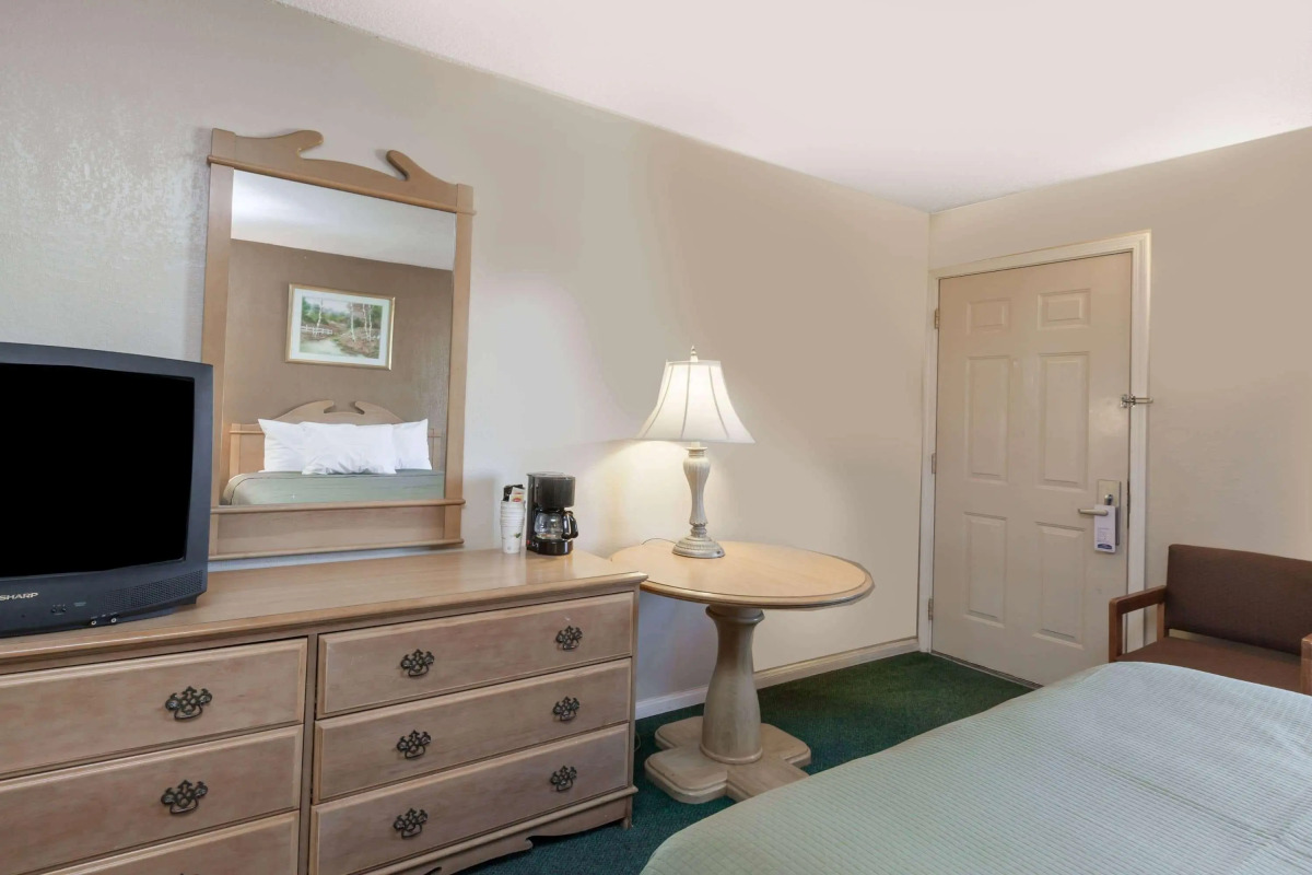 Howard Johnson by Wyndham Bakersfield