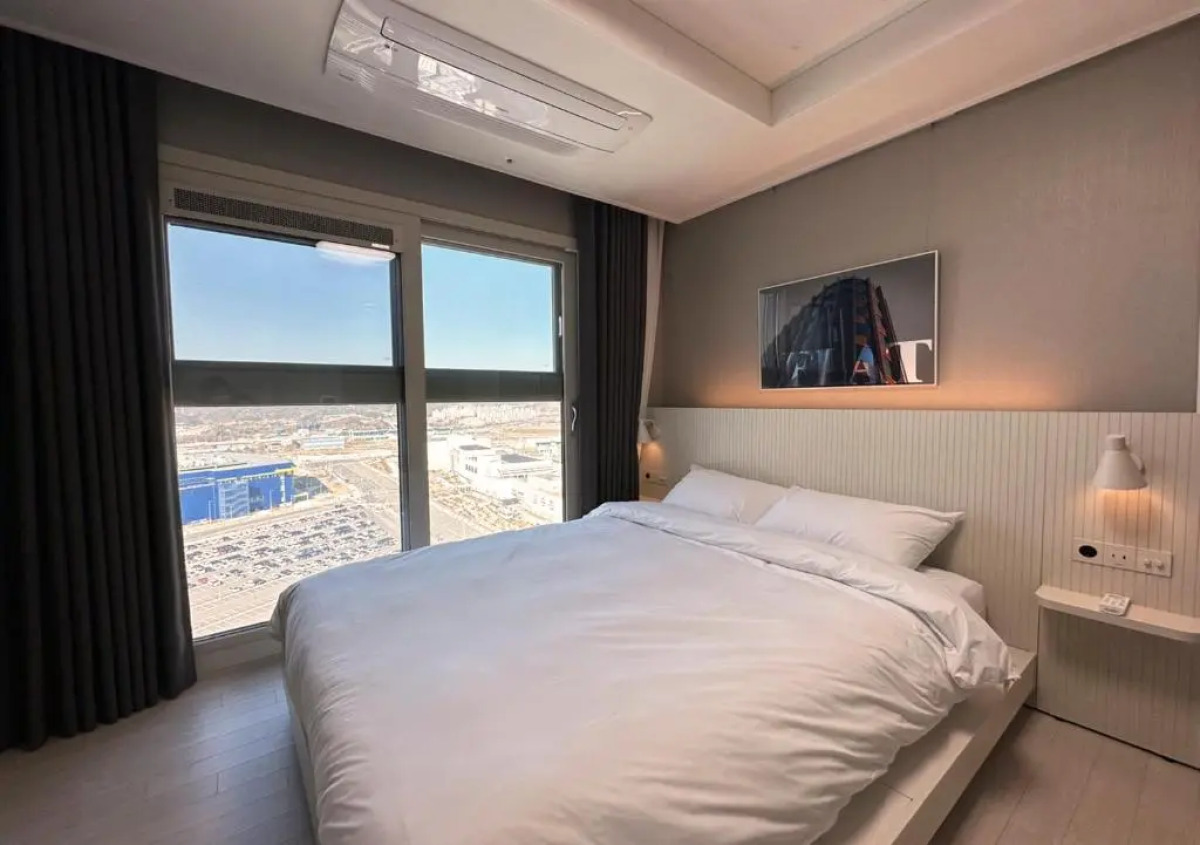 Y COLLECTION by UH FLAT OSIRIA