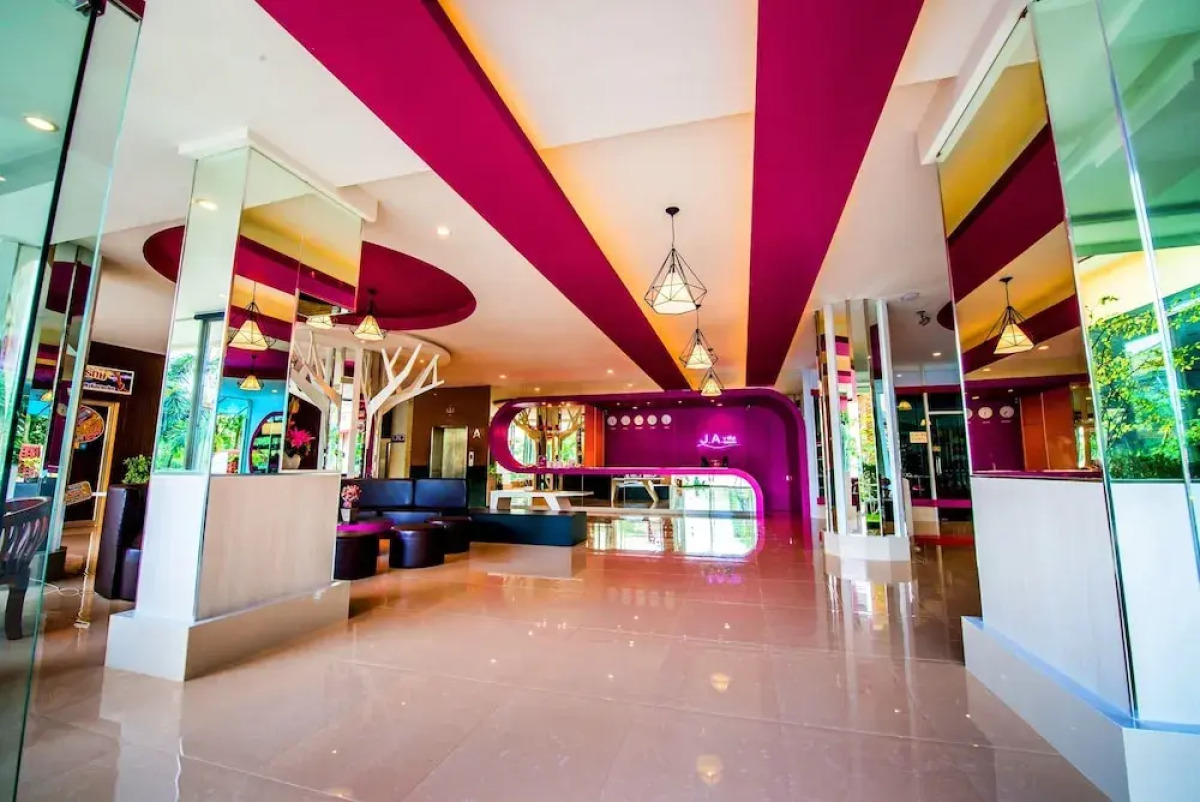 Dancenter Luxury Underwater World Pattaya