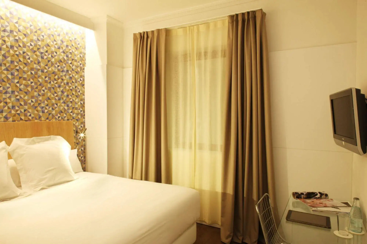 Chic & Basic Velvet Hotel