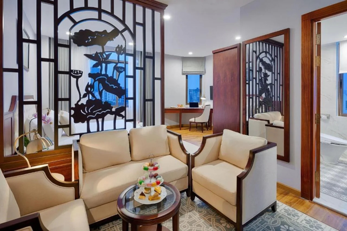 Happy Life Grand Hotel & Sky Bar