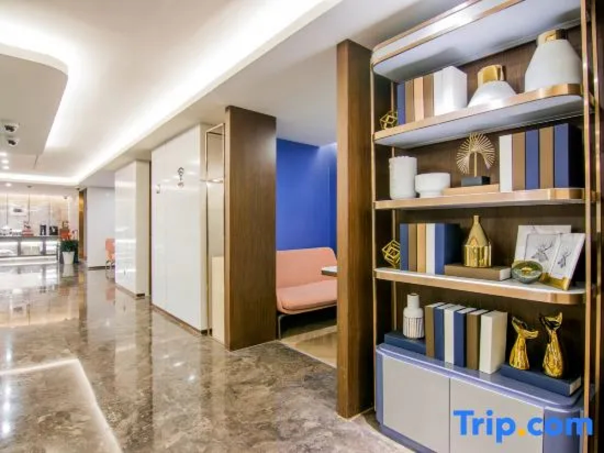 Heyi Zhishang Hotel (Shanghai Lujiazui Shangcheng Road Subway Station)