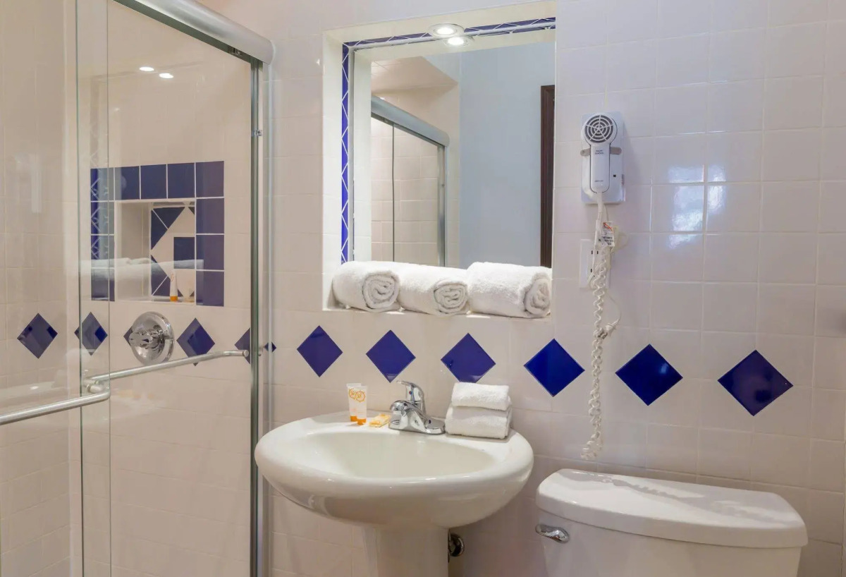 Broadway Hotel and Hostel