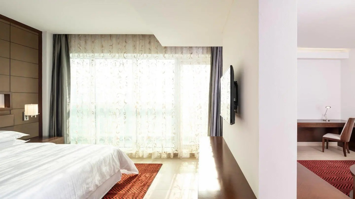 Отель Four Points by Sheraton Sharjah