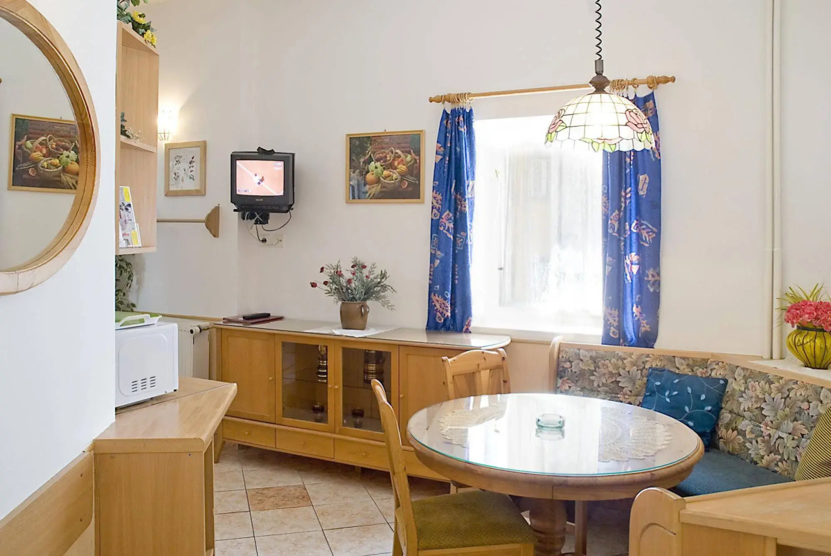Alice Apartment House
