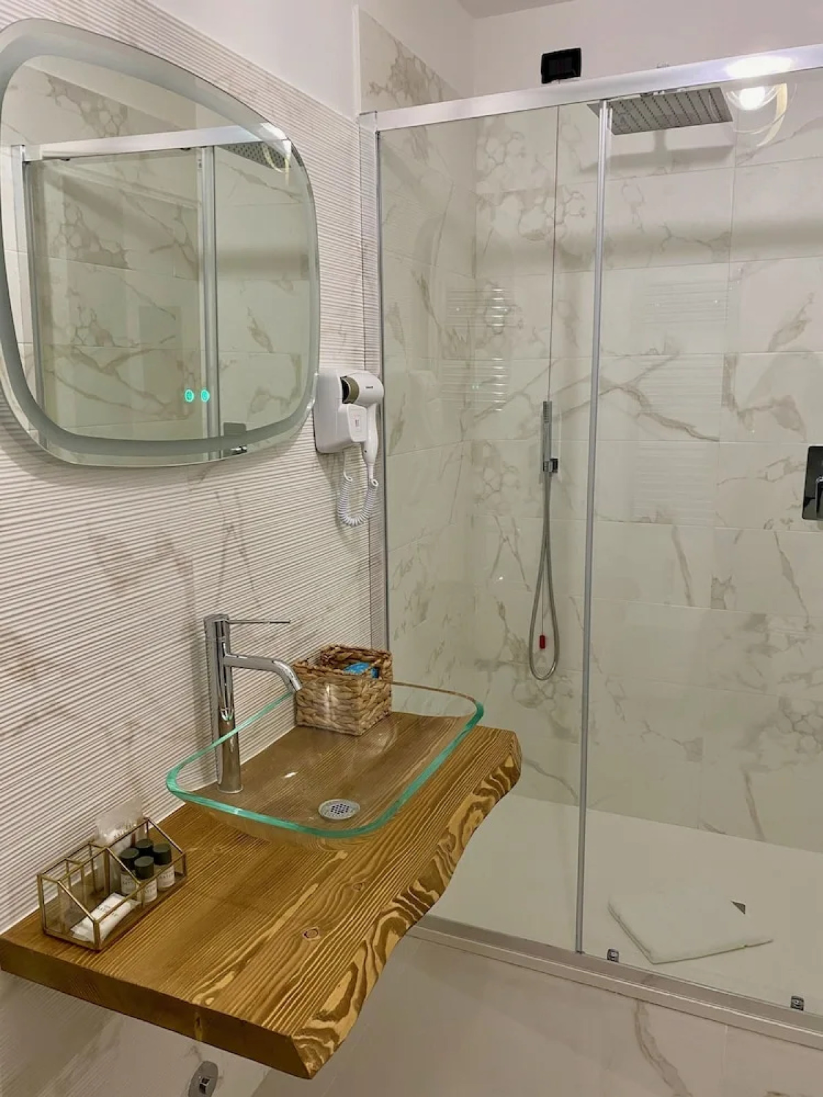 Gatto Bianco Le Mura