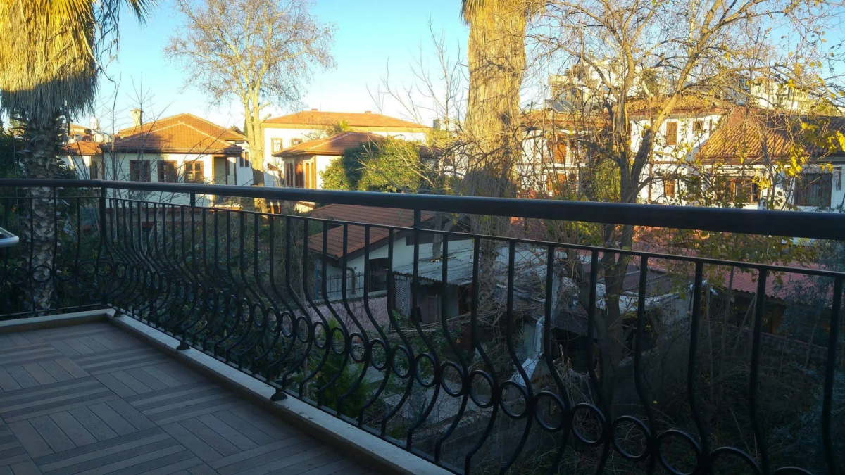 Old Town Deluxe Flats