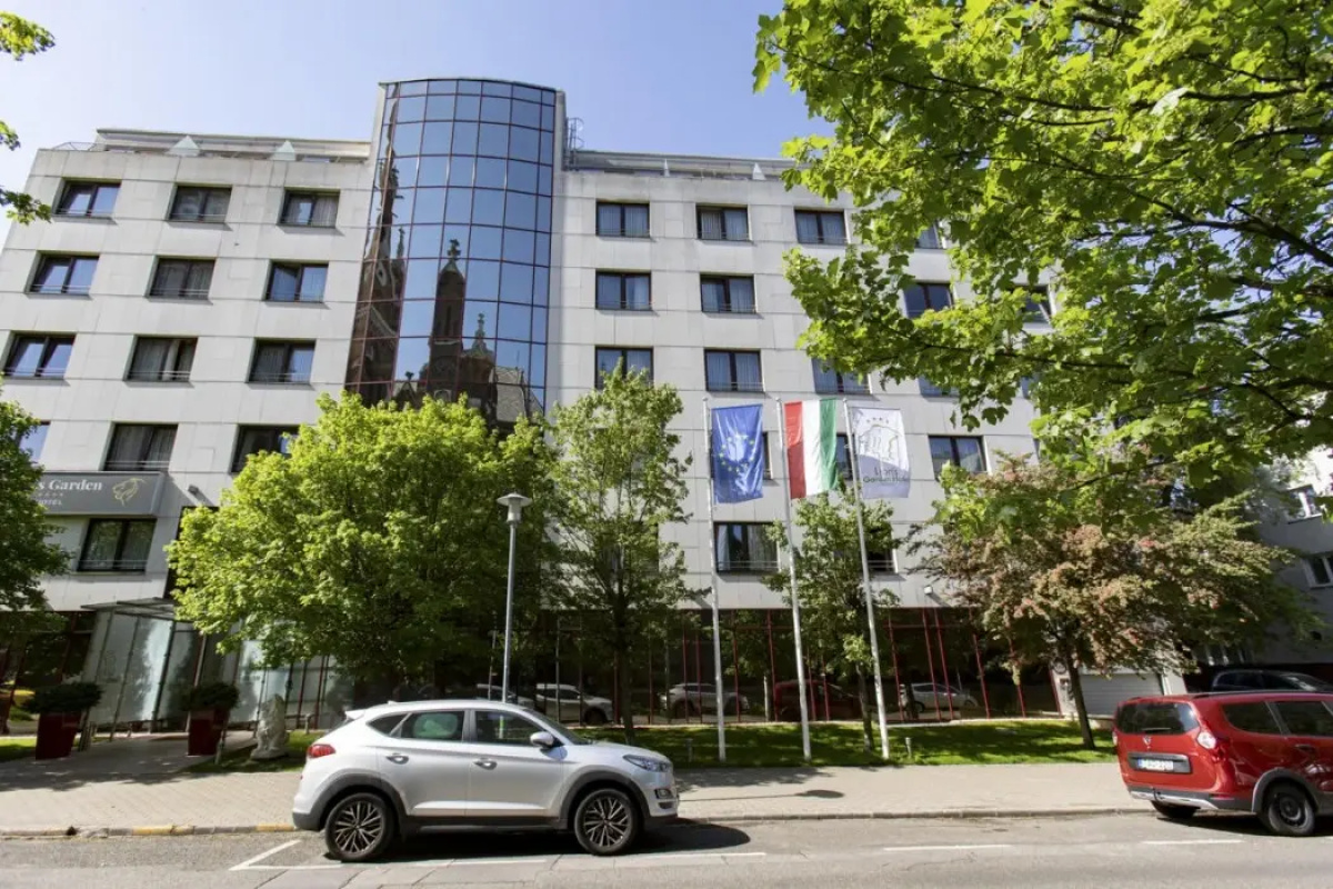 Lions Garden Hotel