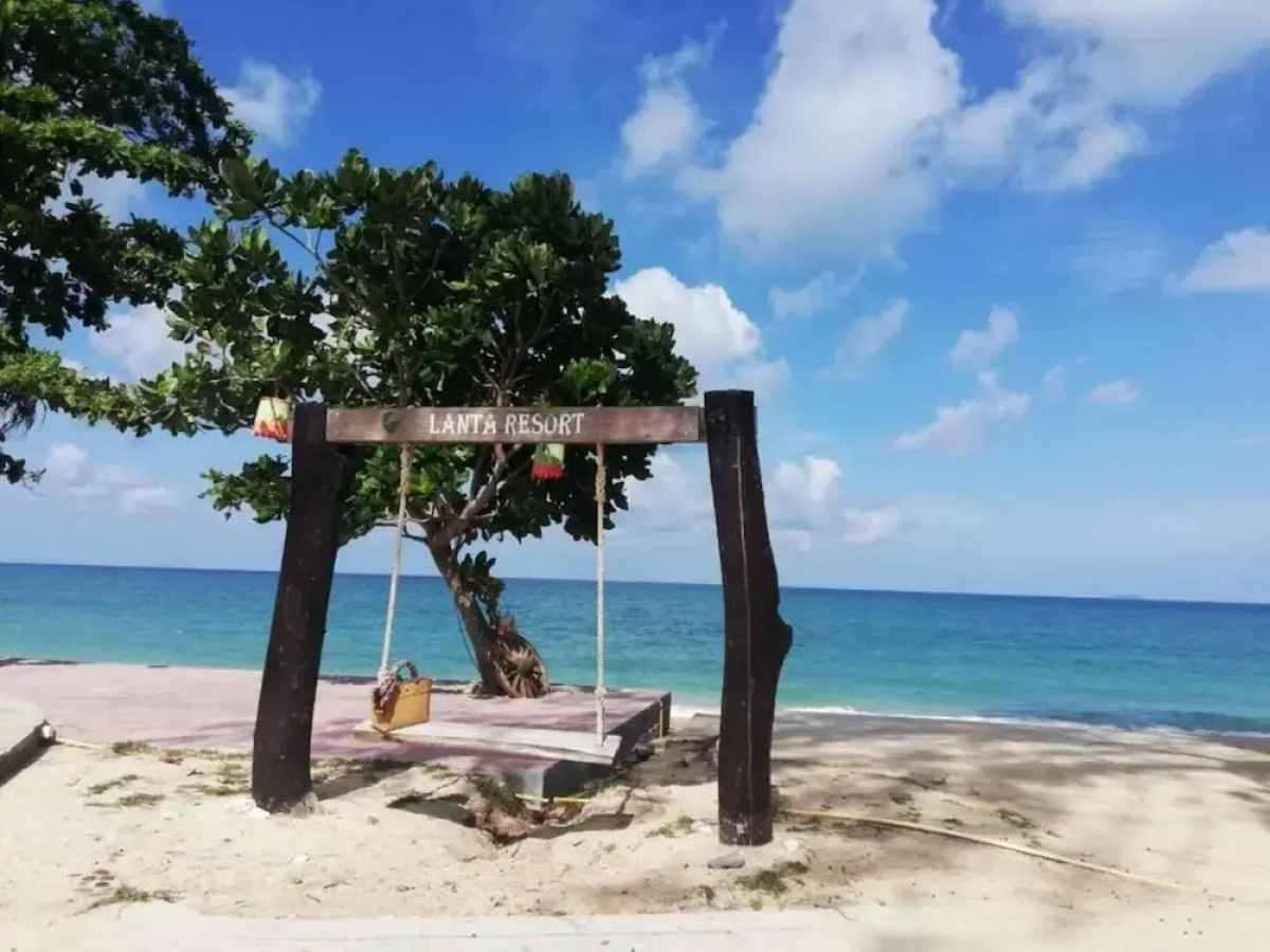 Hotel and Beach Bungalow at Lanta Resort