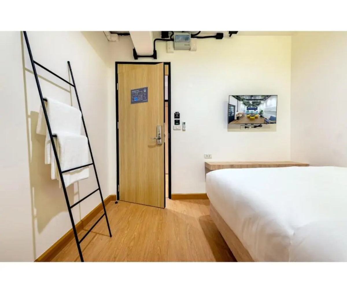 Siam Subway Hostel and Café