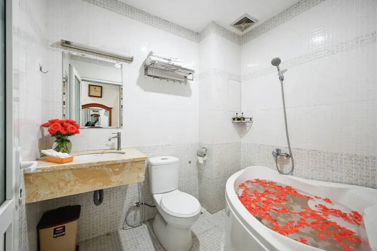 Queen Hotel Saigon Airport