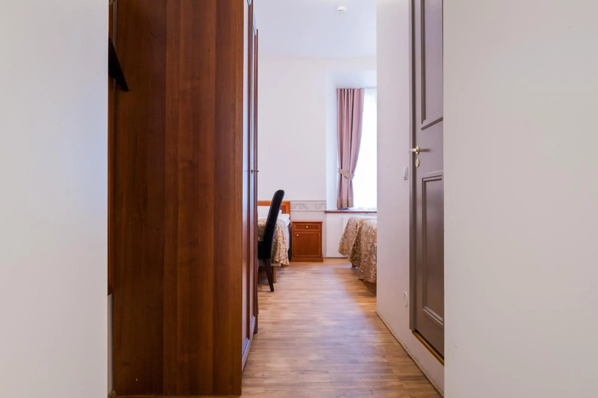 Отель Three Crowns Residents