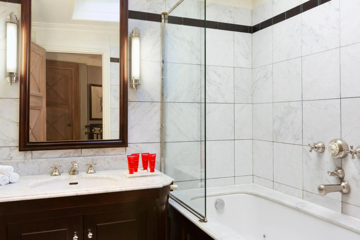 Le Dokhan’s Paris Arc de Triomphe, a Tribute Portfolio Hotel