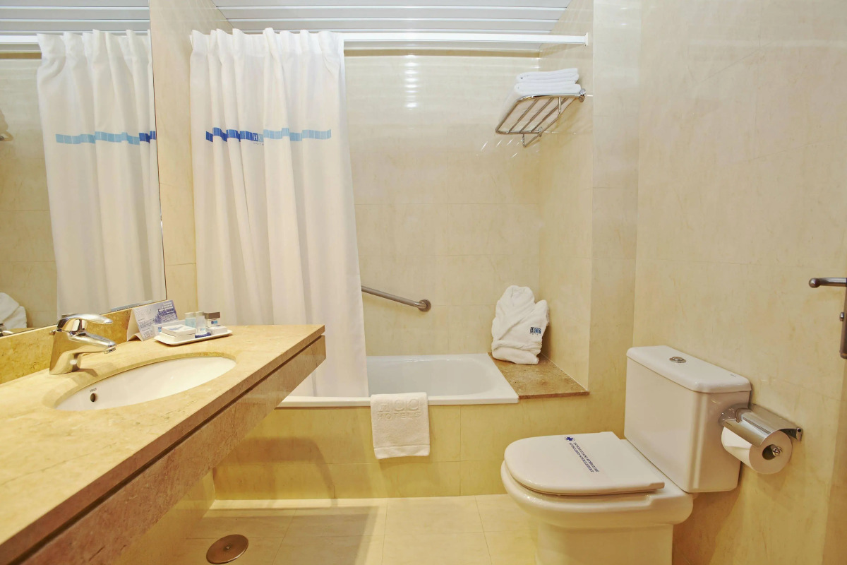 Отель Leonardo Hotel Barcelona Gran Via