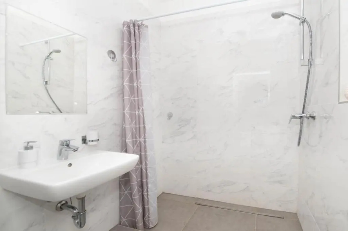 Elisabeth Downtown Apartments by UrbanRent