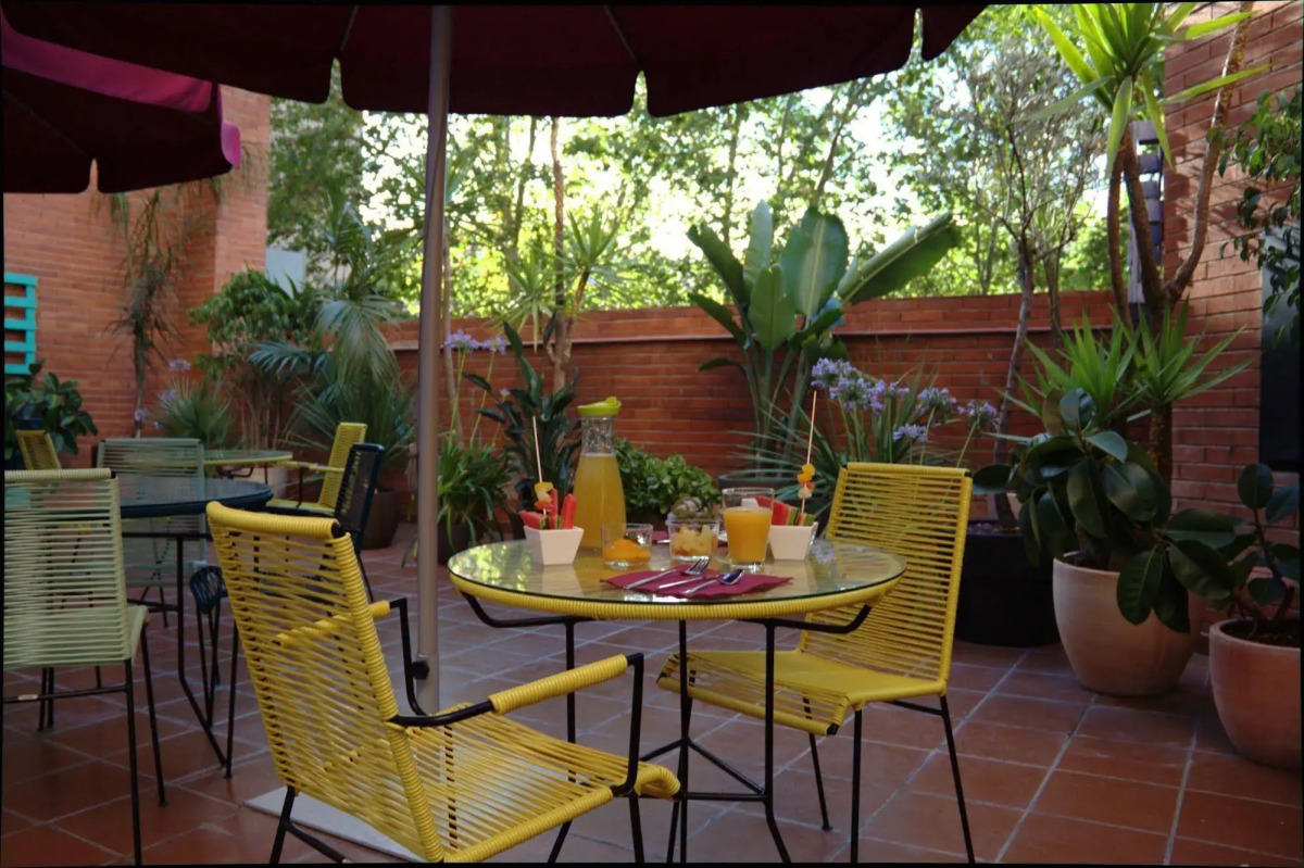 Chic & Basic Velvet Hotel