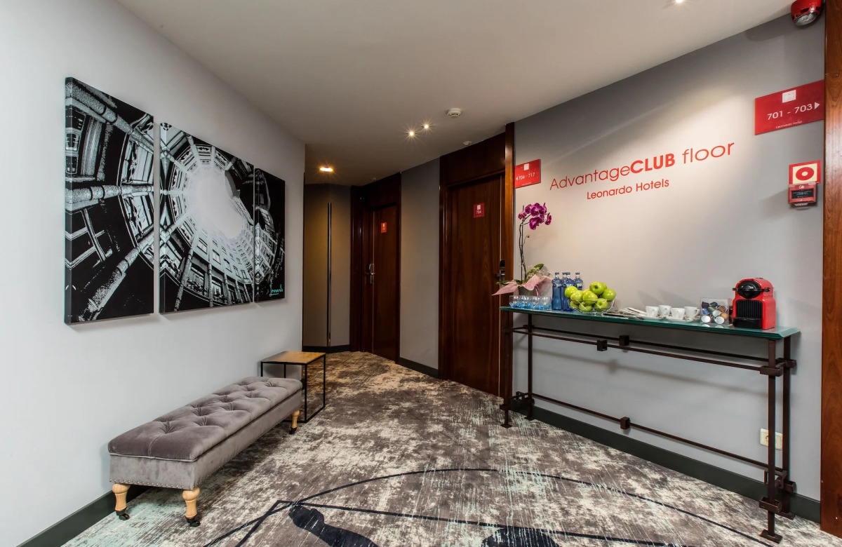 Отель Leonardo Hotel Barcelona Gran Via