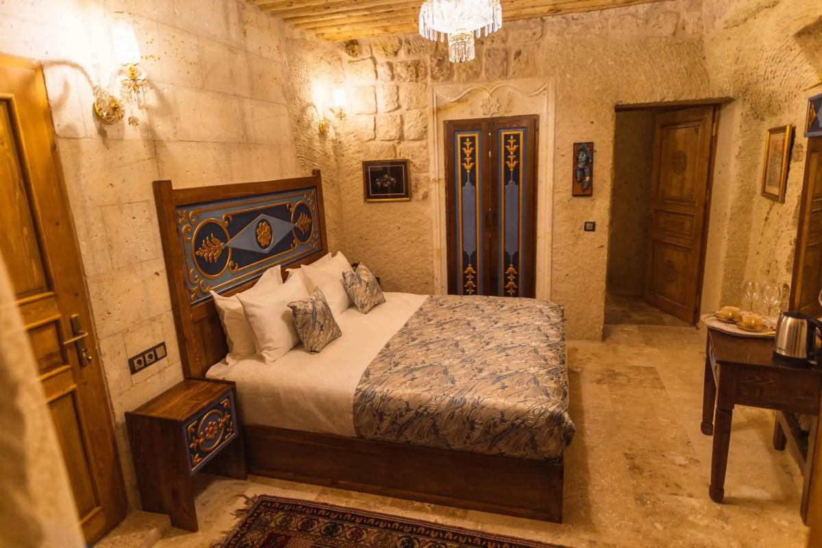 Solo Cave Suites