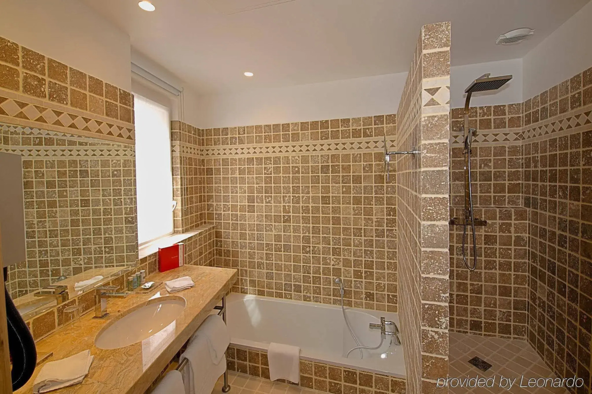 Hotel de Bourgtheroulde, Autograph Collection